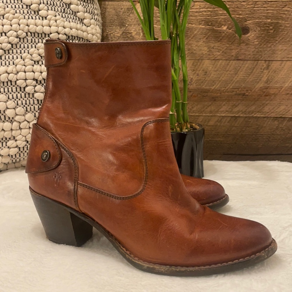 Frye Melissa Button Back zip up booties cognac size 9